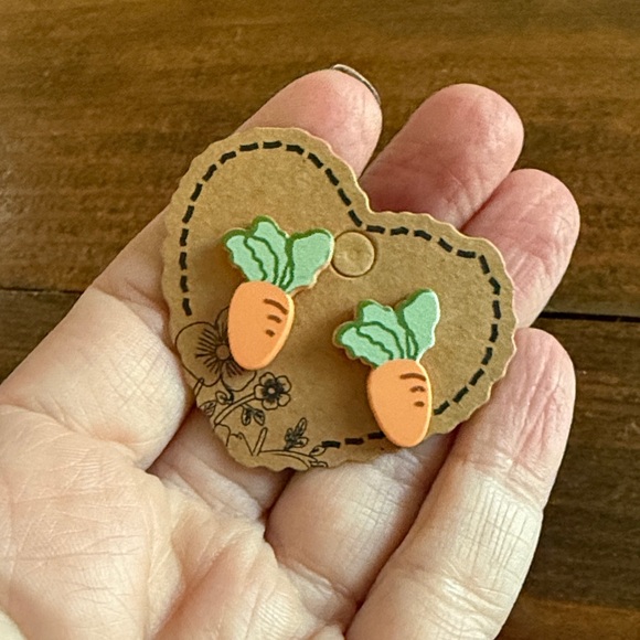 Cute Carrot Stud Earrings - Picture 4 of 4